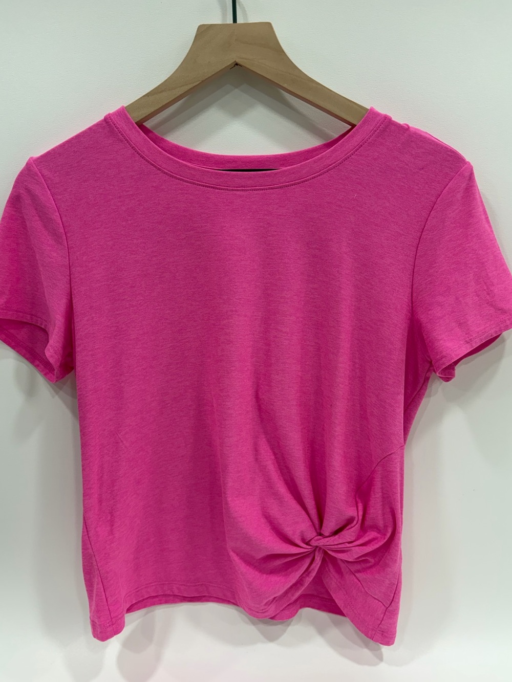 BEYOND YOGA FEATHERWEIGHT FOR A SPIN TEE PINK HYPE HEATHER MEDIUM